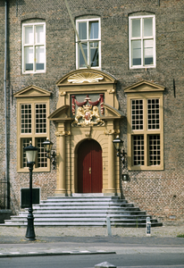 800604 Gezicht op de ingang van het gebouw van de Faculteit der Rechtsgeleerdheid van de Rijksuniversiteit (voormalige ...